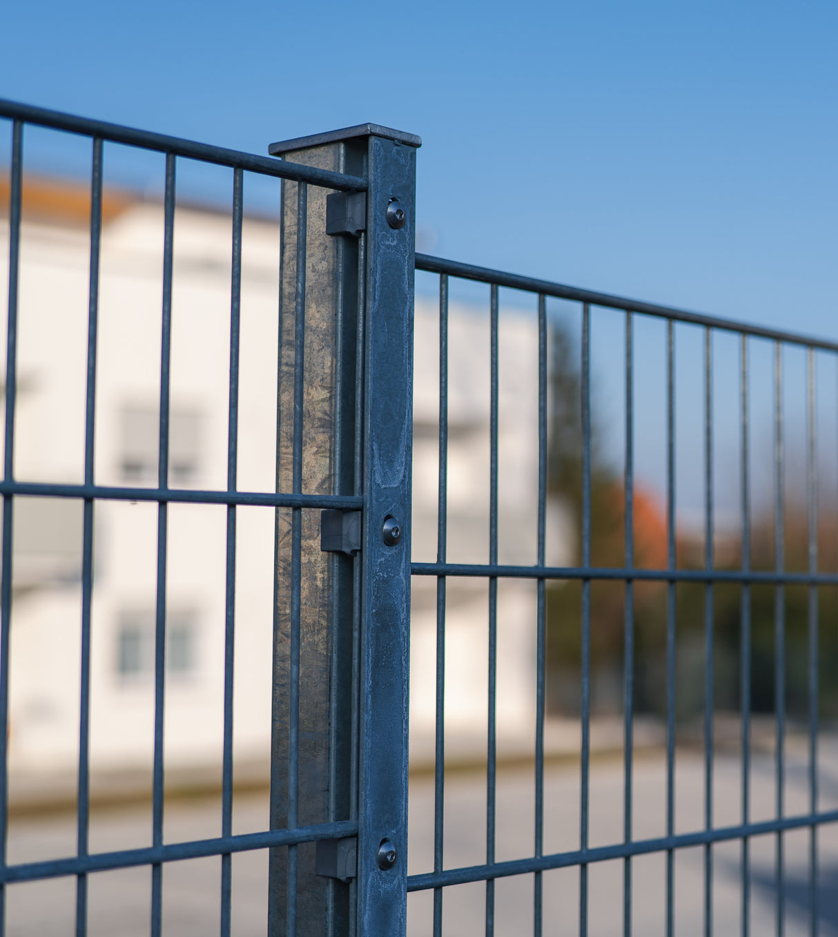 Pfosten mit Abdeckleiste, Alukappe zum Einbetonieren